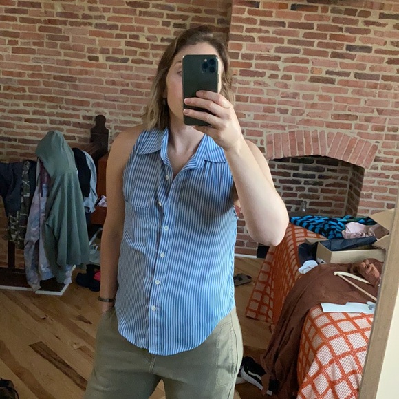 Silky Button-up Sleeveless Blouse - Picture 5 of 6